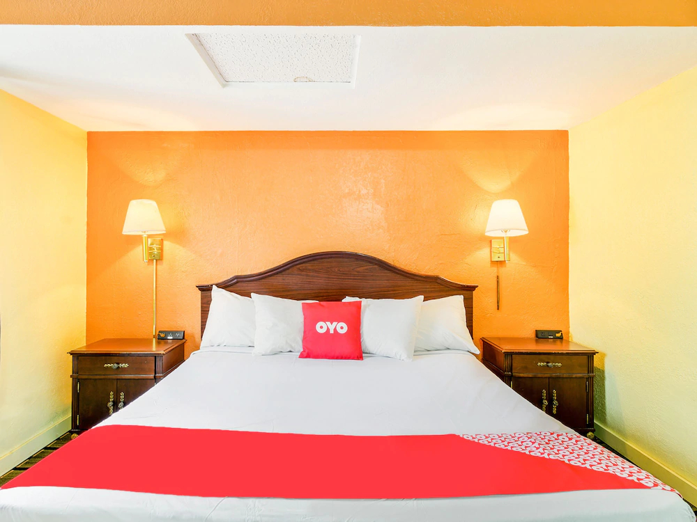 OYO Hotel Downtown Peoria I-74