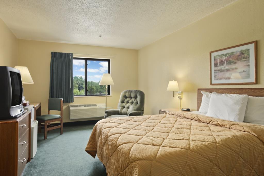 Super 8 by Wyndham Peoria