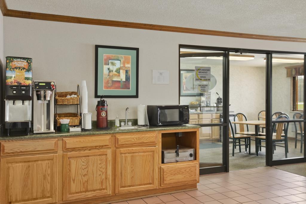 Super 8 by Wyndham Peoria