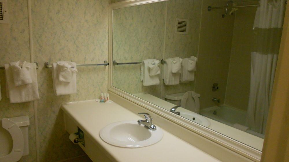 Travelodge by Wyndham Peoria Hotel & Conference Center