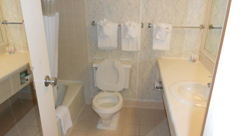 Travelodge by Wyndham Peoria Hotel & Conference Center
