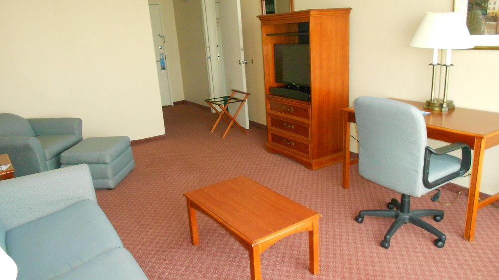 Travelodge by Wyndham Peoria Hotel & Conference Center