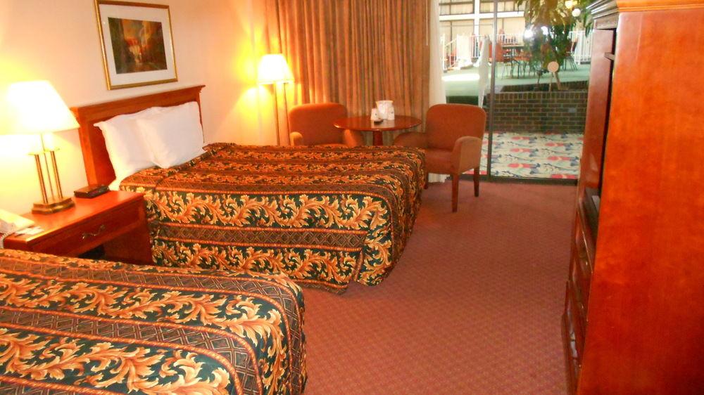 Travelodge by Wyndham Peoria Hotel & Conference Center