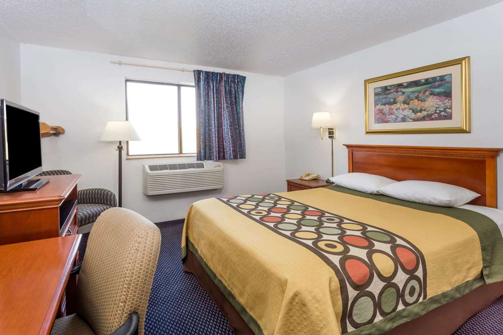 Super 8 by Wyndham Pontiac