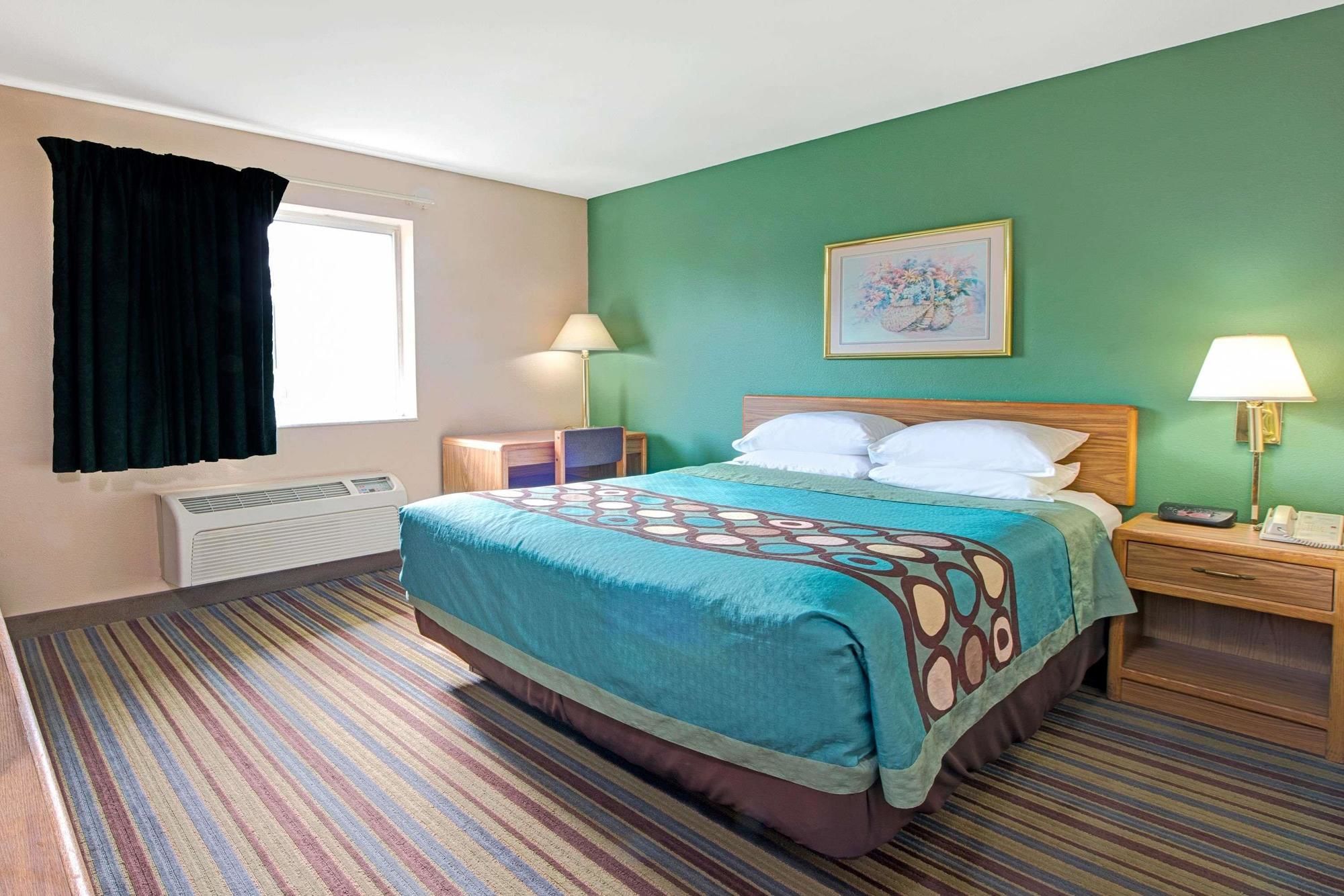 Super 8 by Wyndham Pontoon Beach IL/St. Louis MO Area