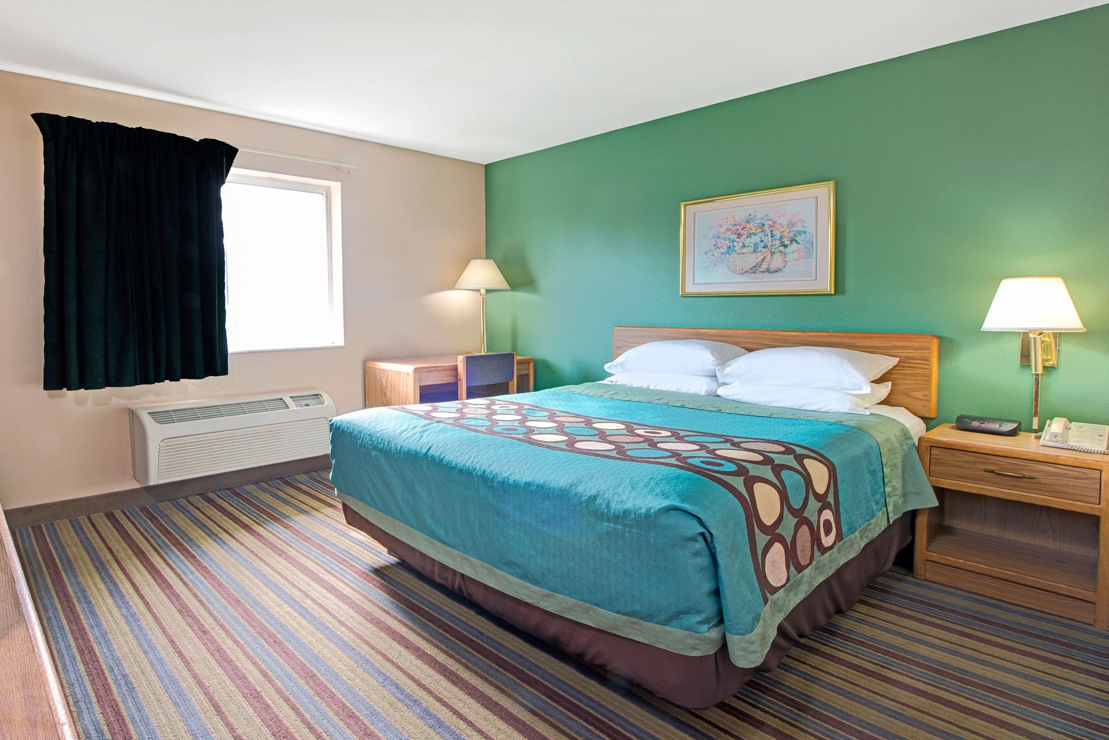 Super 8 by Wyndham Pontoon Beach IL/St. Louis MO Area