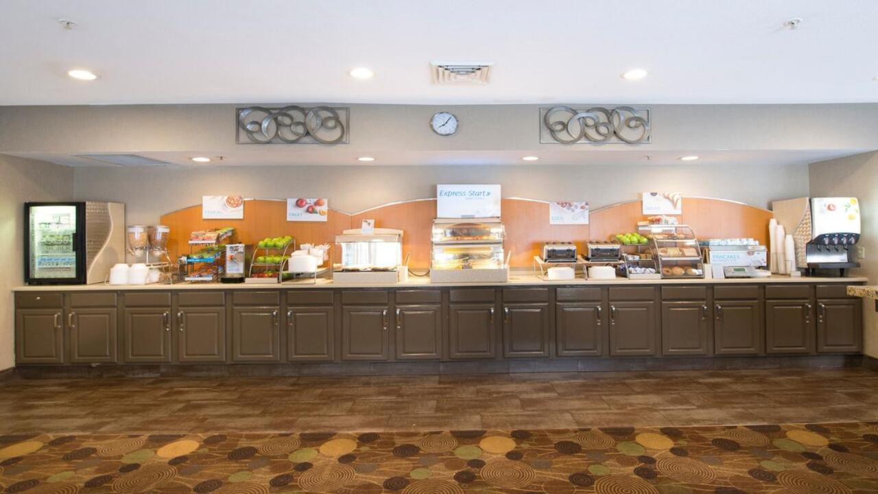 Holiday Inn Express Hotel & Suites Chicago Deerfie / Lincolnshire