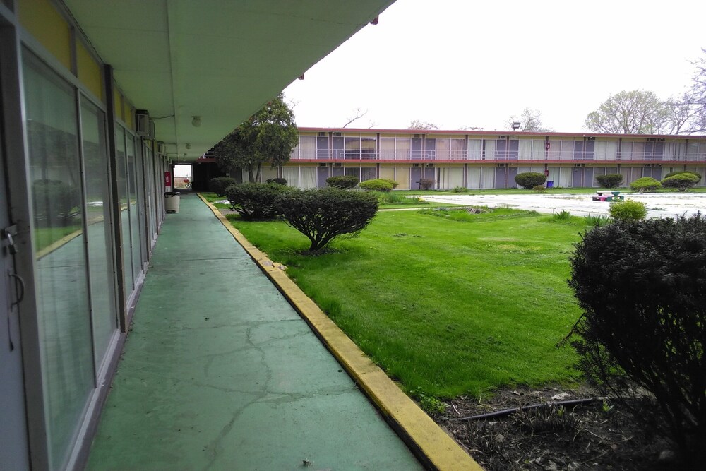 Hotel at Chicago Rockford International Airport by OYO Rooms