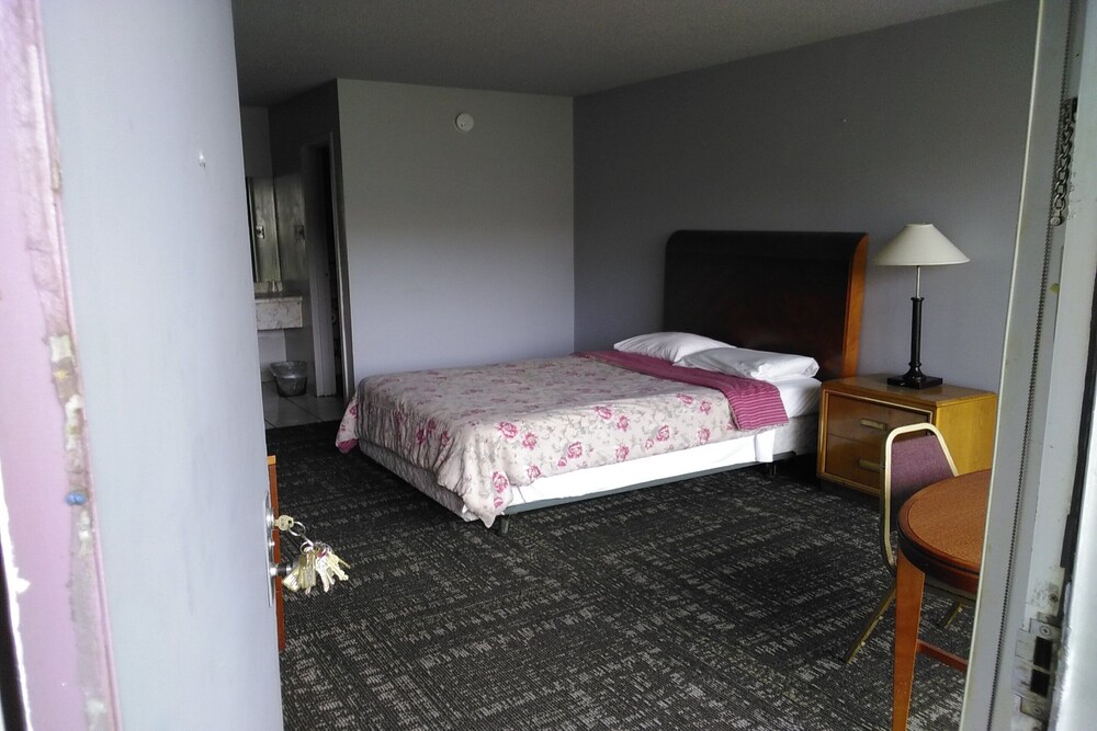 Hotel at Chicago Rockford International Airport by OYO Rooms