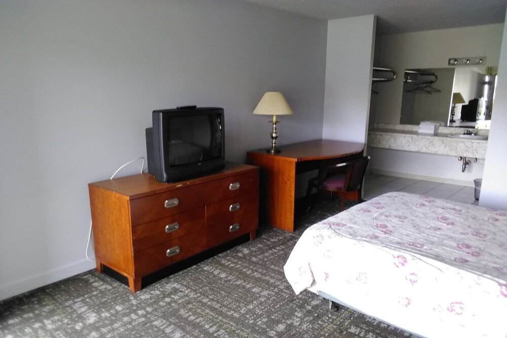 Hotel at Chicago Rockford International Airport by OYO Rooms