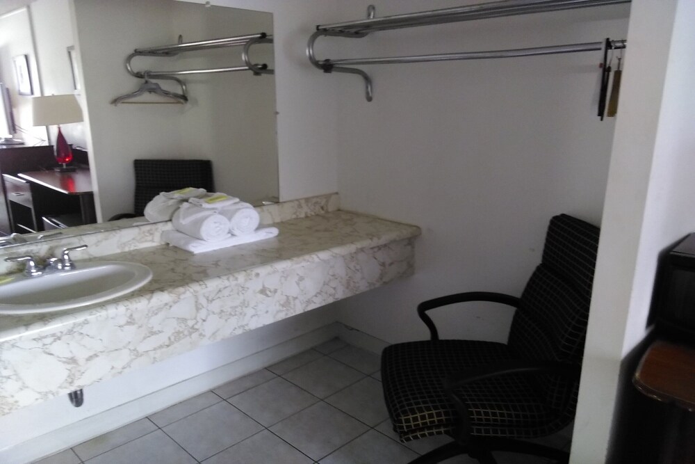 Hotel at Chicago Rockford International Airport by OYO Rooms