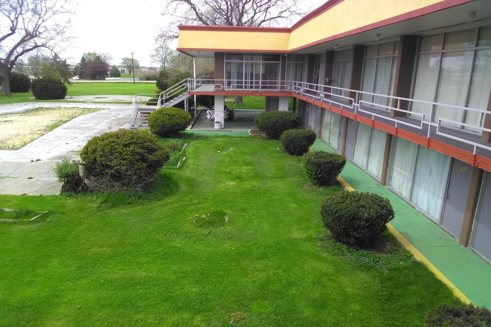 Hotel at Chicago Rockford International Airport by OYO Rooms