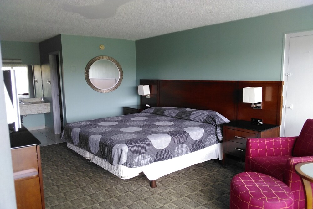 Hotel at Chicago Rockford International Airport by OYO Rooms