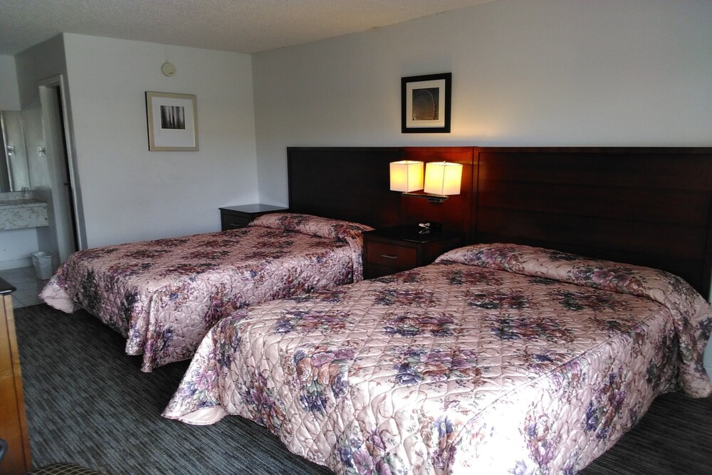 Hotel at Chicago Rockford International Airport by OYO Rooms