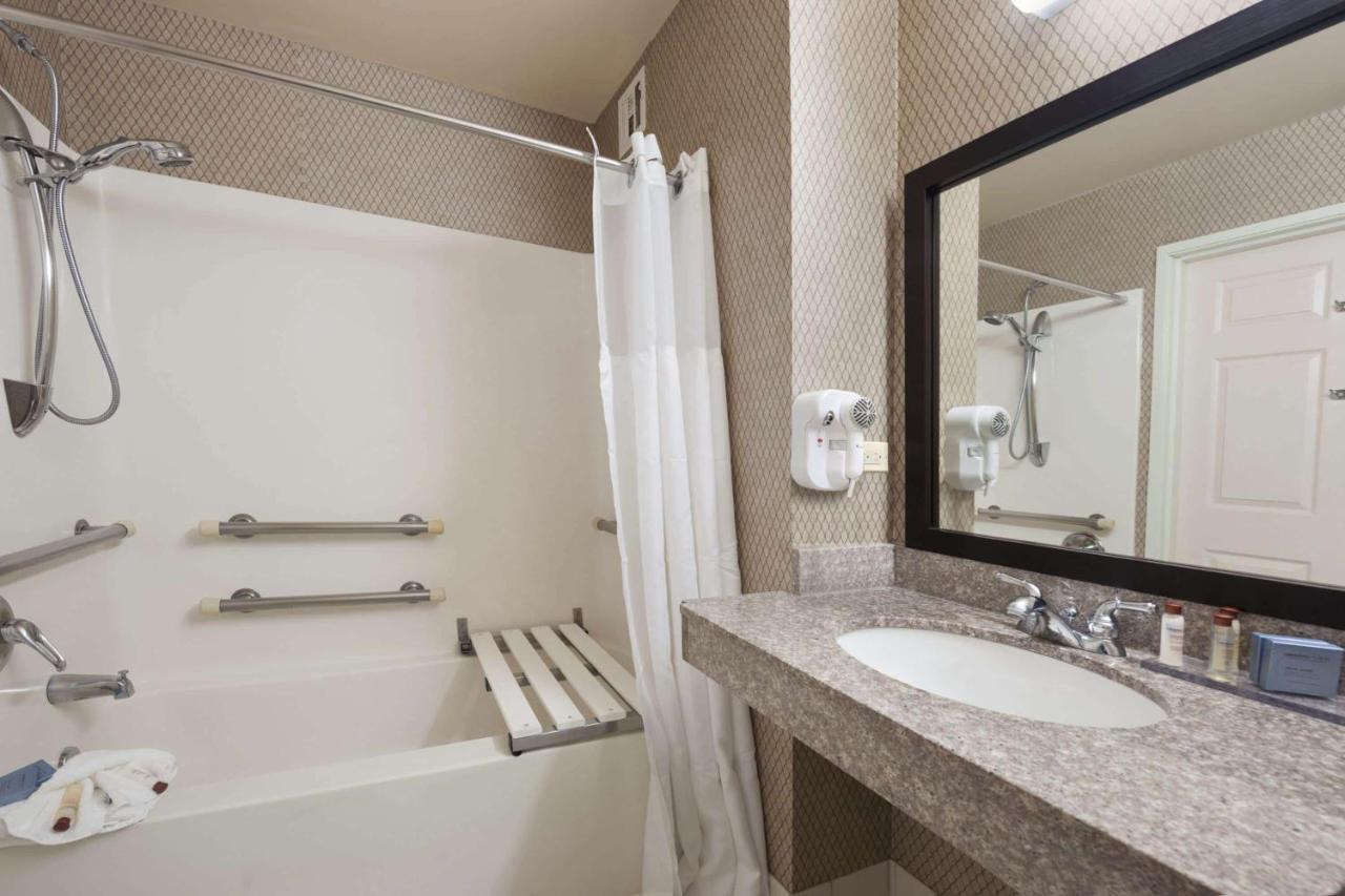 Wingate By Wyndham Schaumburg / Convention Center