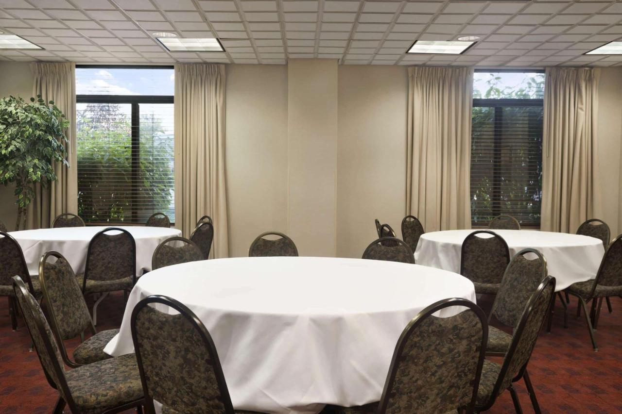 Wingate By Wyndham Schaumburg / Convention Center