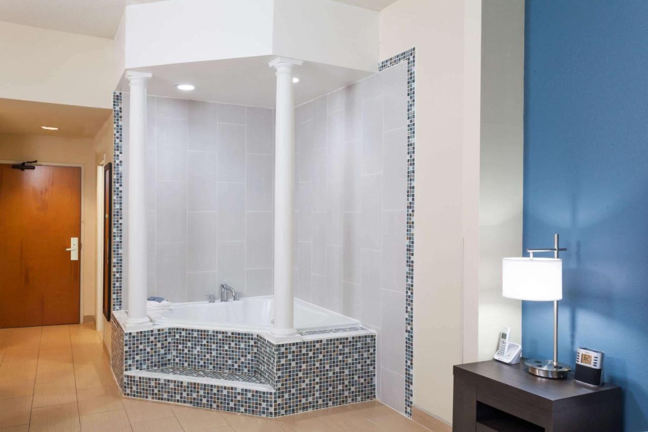 Wingate By Wyndham Schaumburg / Convention Center