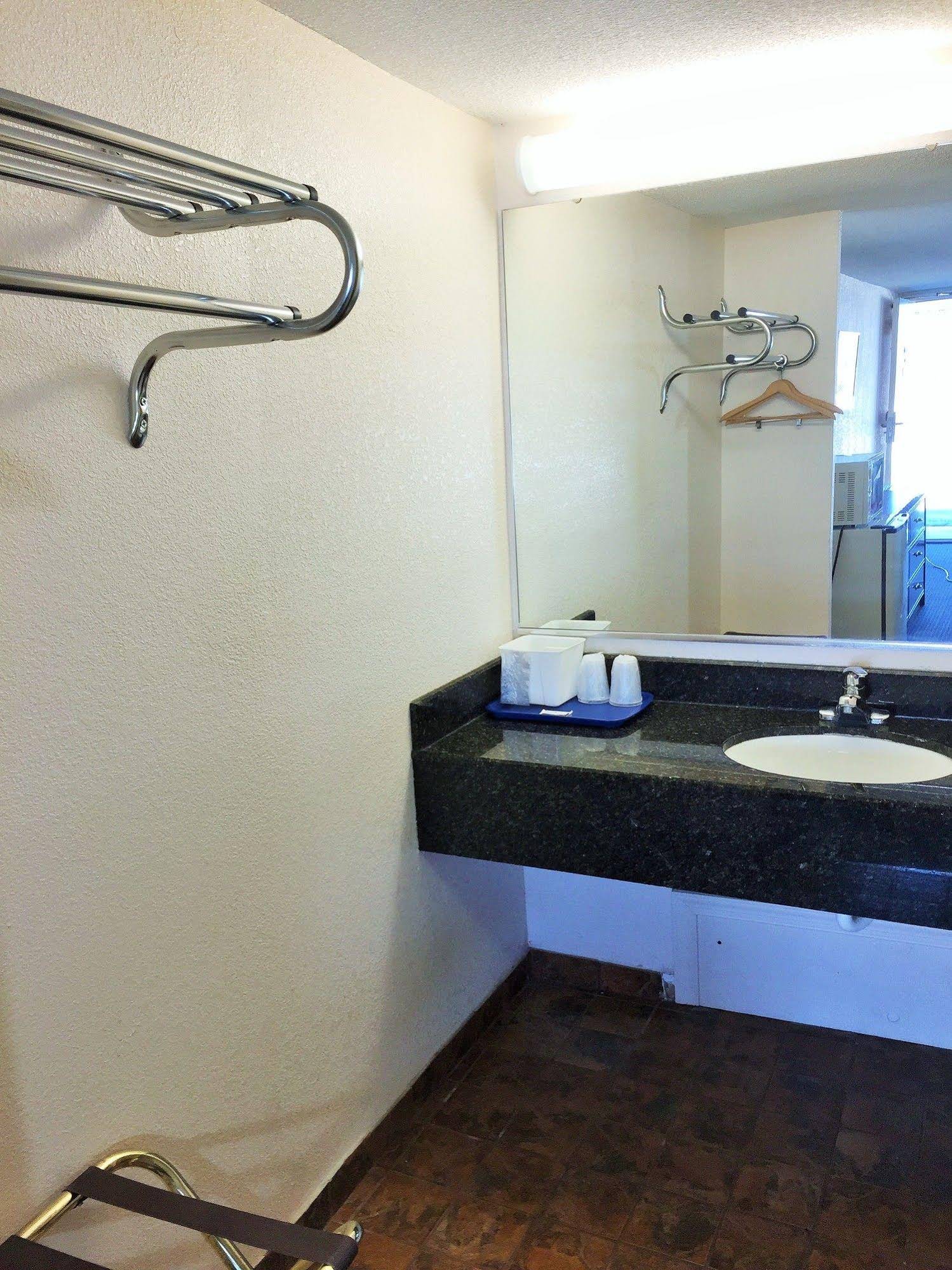 Tollway Inn Beloit