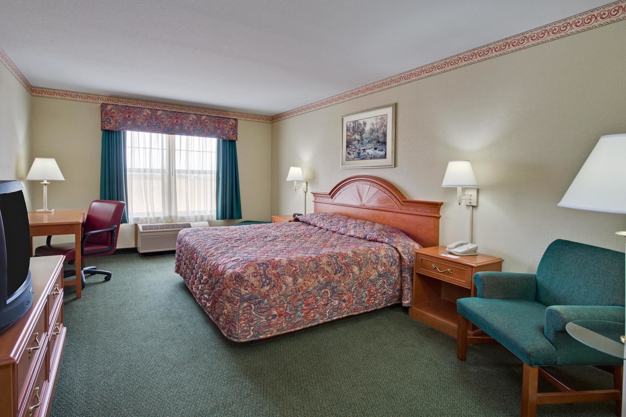 Country Inn & Suites by Radisson, Stockton, IL