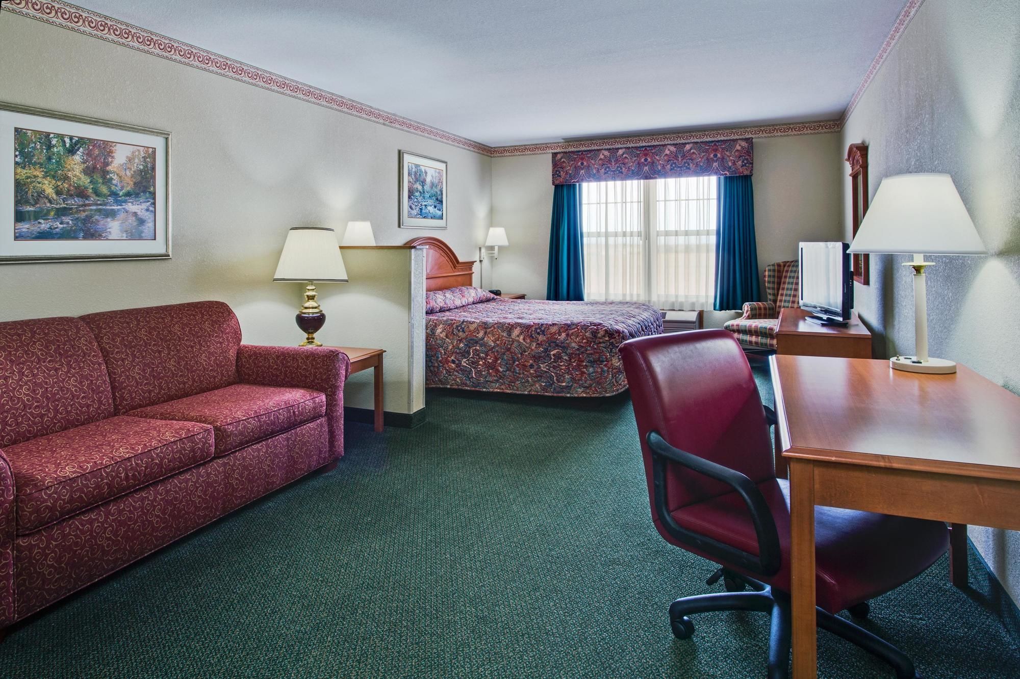 Country Inn & Suites by Radisson, Stockton, IL