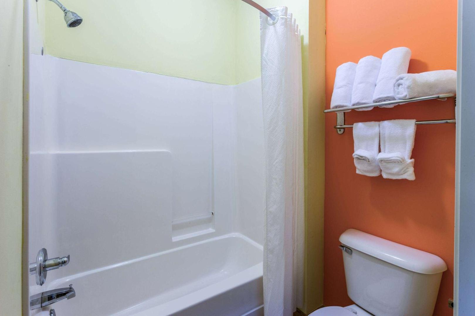 Rock Island Inn & Suites
