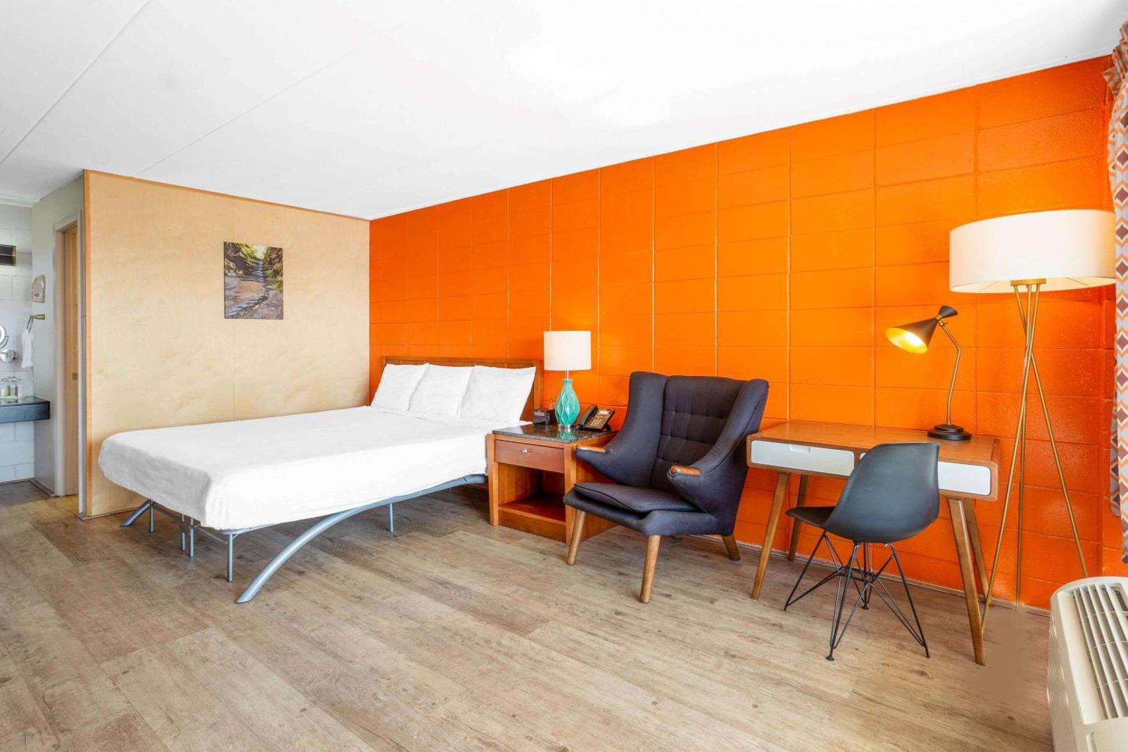 Starved Rock Motor Inn