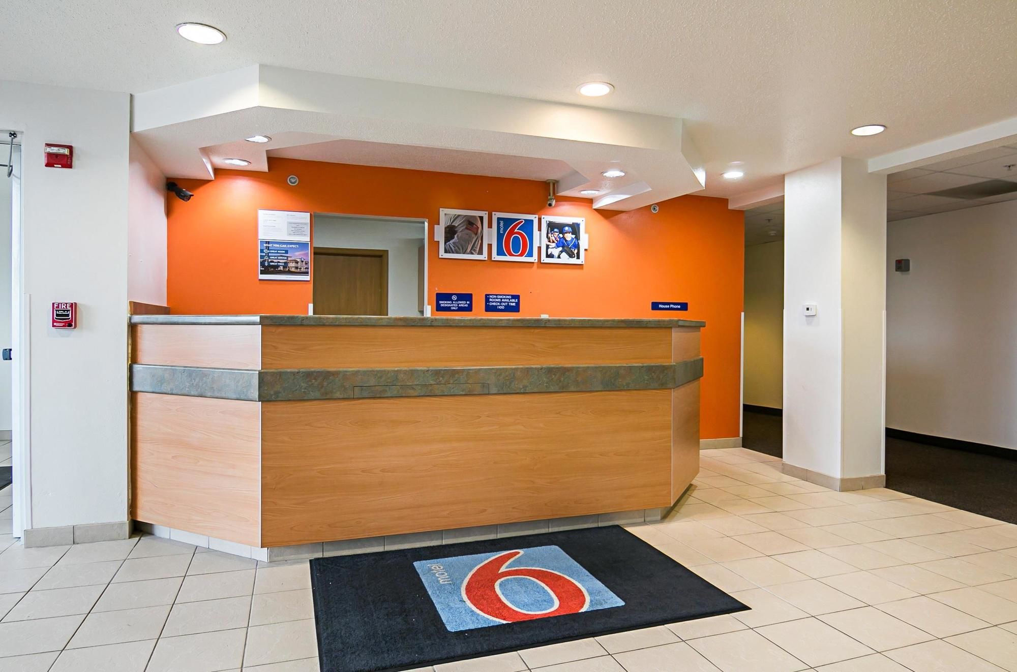 Motel 6 Sycamore