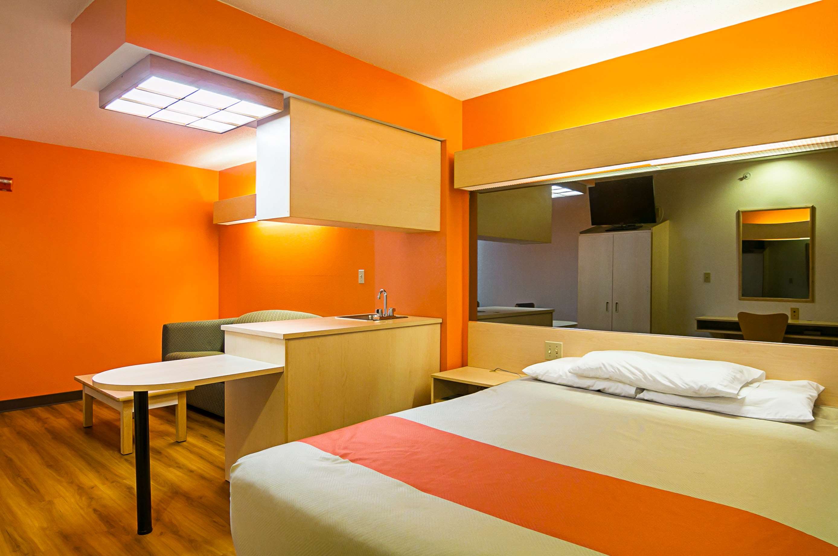 Motel 6 Sycamore