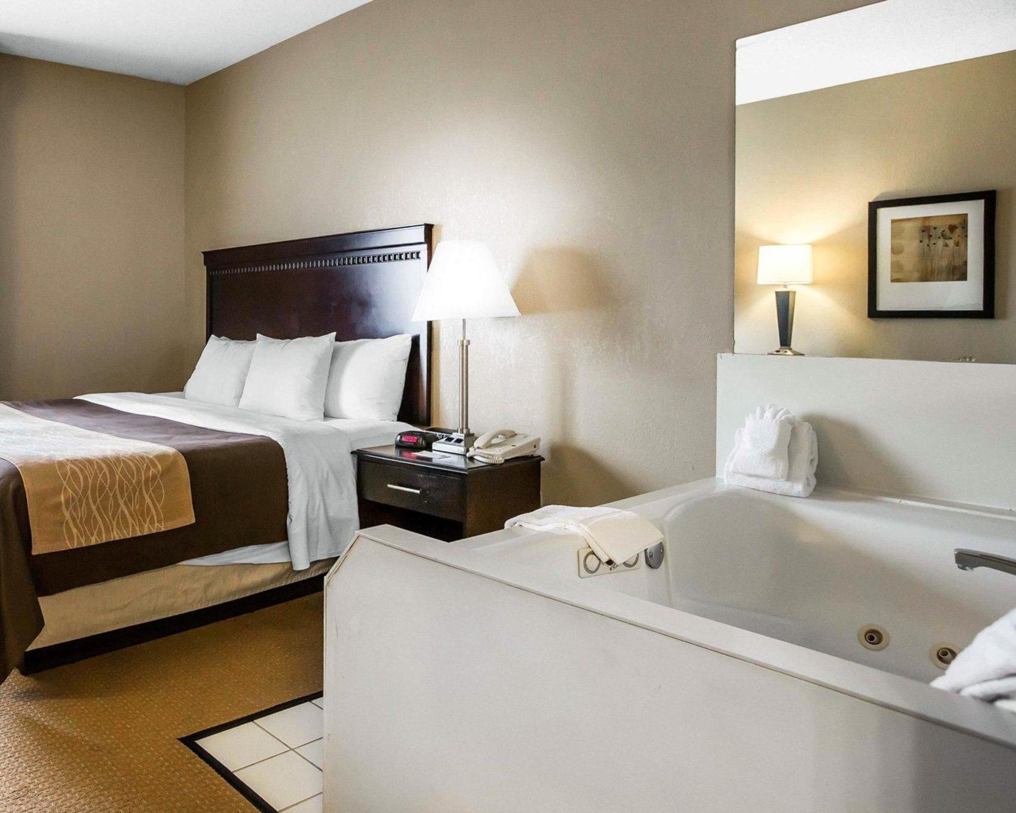 Comfort Inn & Suites Near Tinley Park Amphitheater