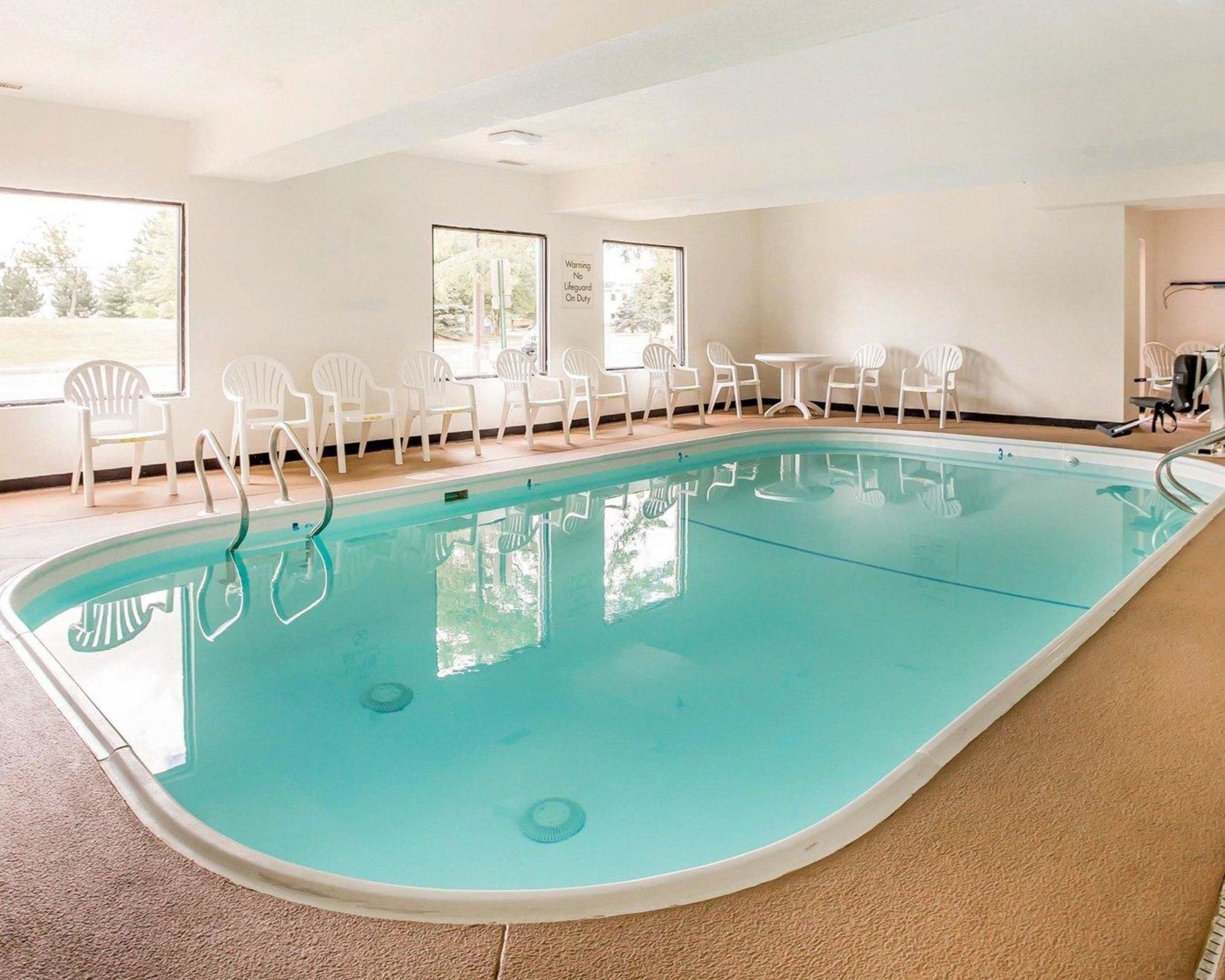 Comfort Inn & Suites Near Tinley Park Amphitheater