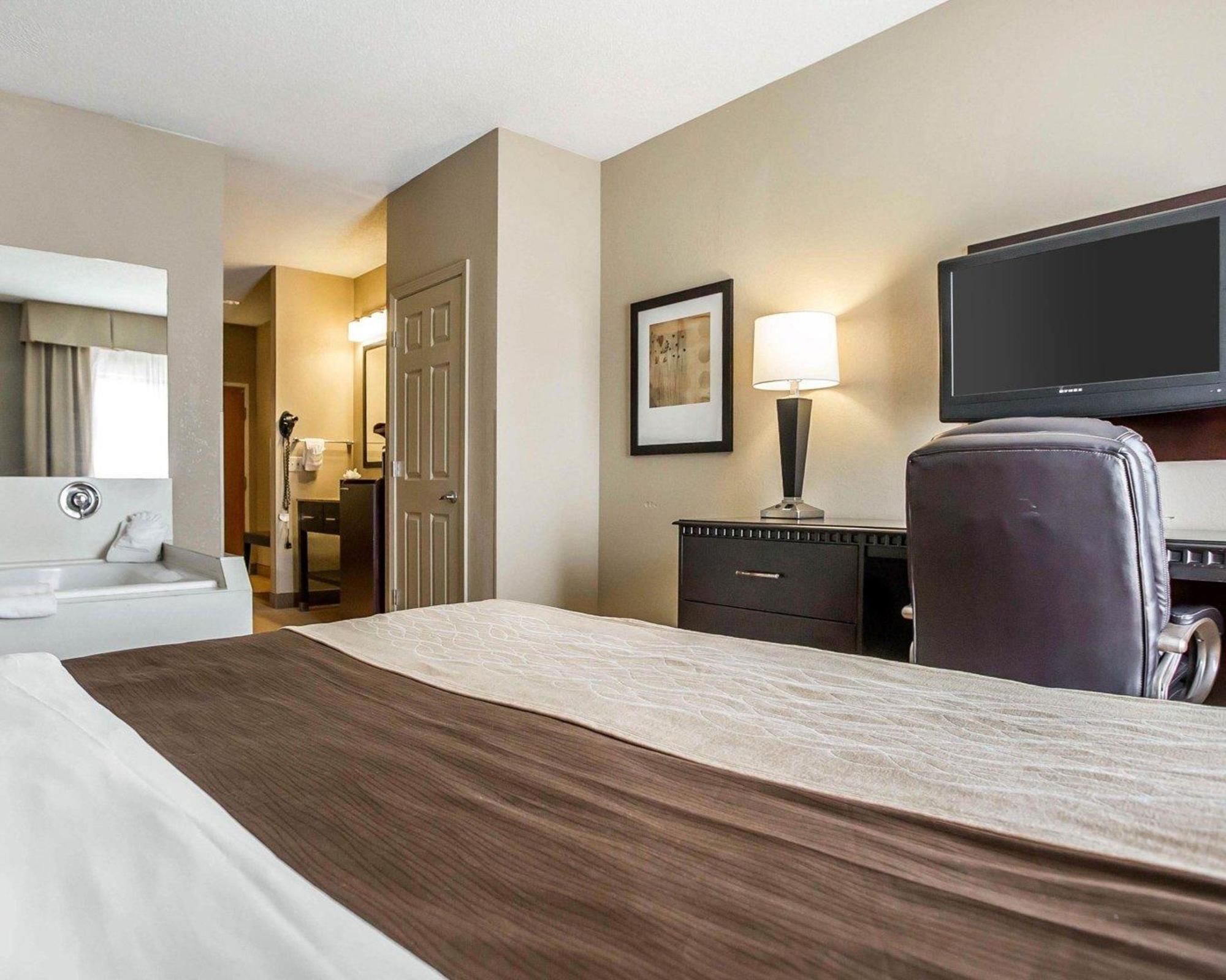 Comfort Inn & Suites Near Tinley Park Amphitheater