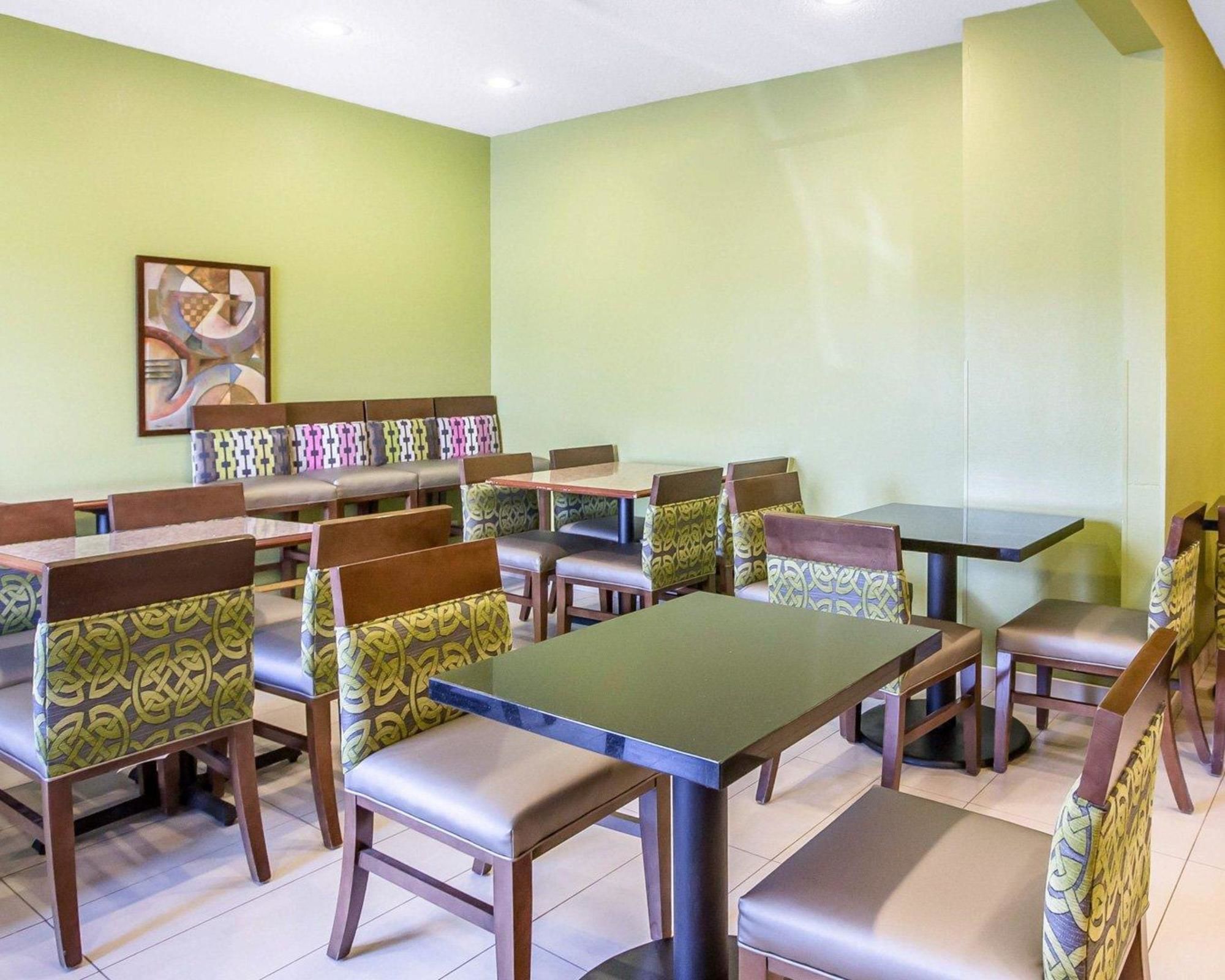Comfort Inn & Suites Near Tinley Park Amphitheater