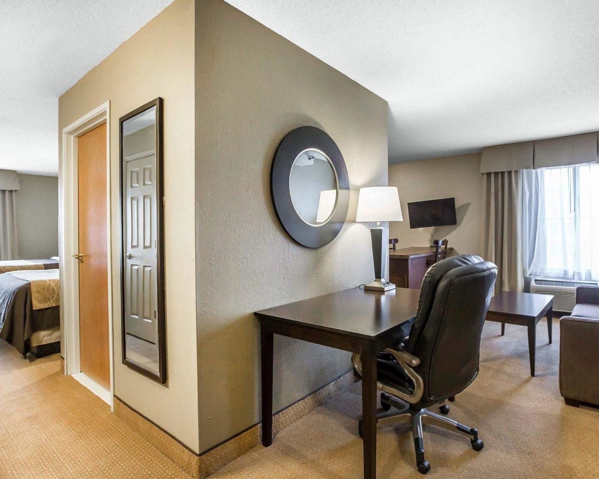 Comfort Inn & Suites Near Tinley Park Amphitheater