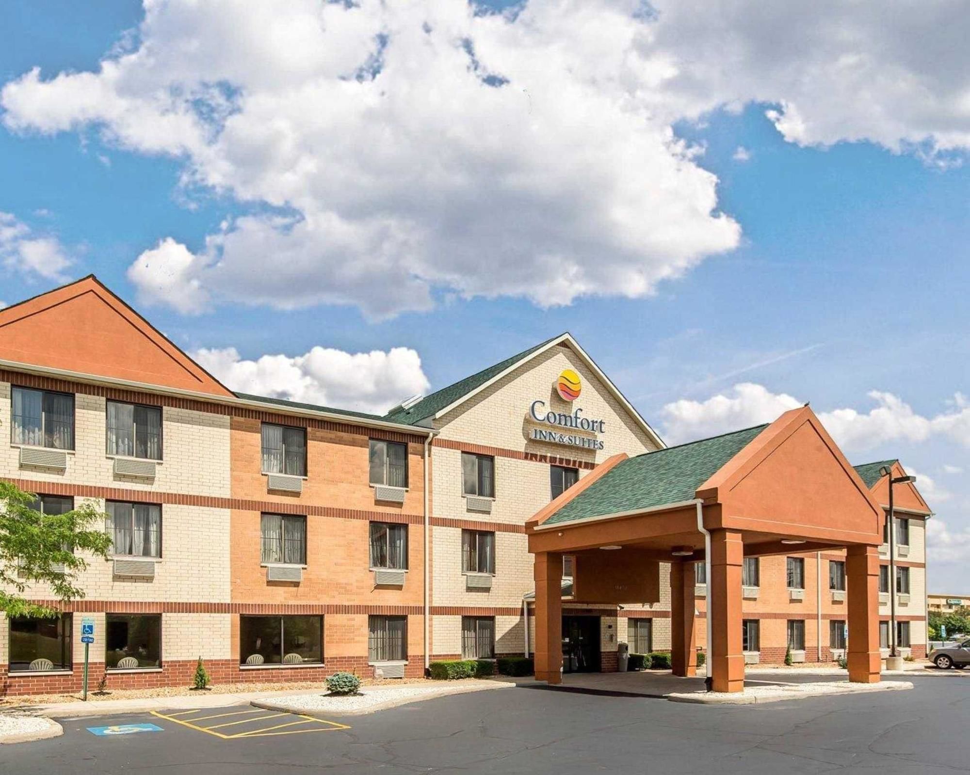 Comfort Inn & Suites Near Tinley Park Amphitheater