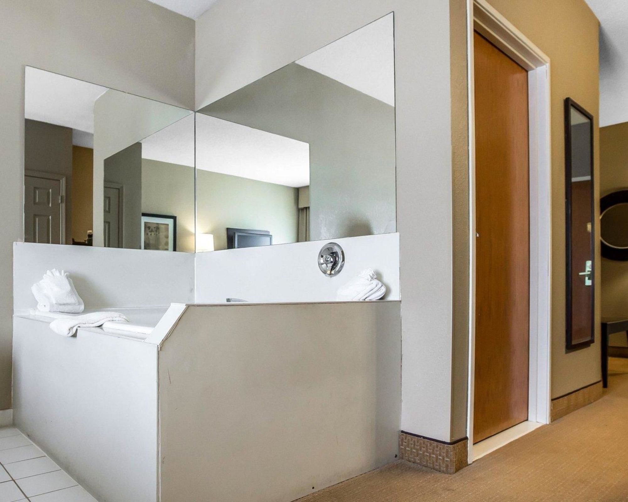 Comfort Inn & Suites Near Tinley Park Amphitheater