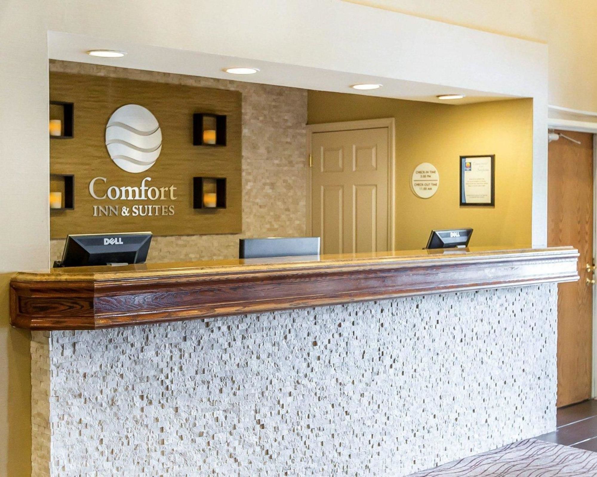 Comfort Inn & Suites Near Tinley Park Amphitheater