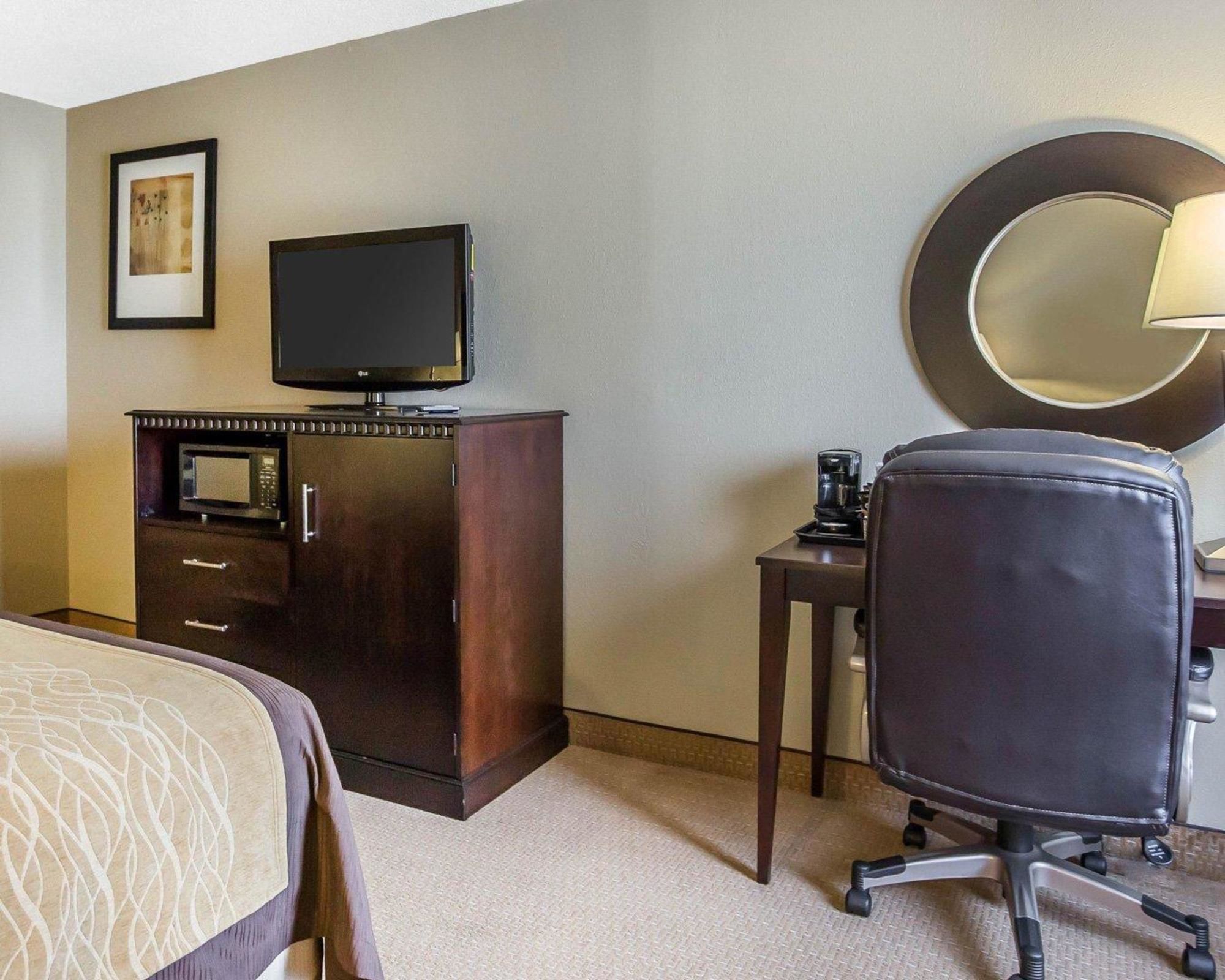 Comfort Inn & Suites Near Tinley Park Amphitheater