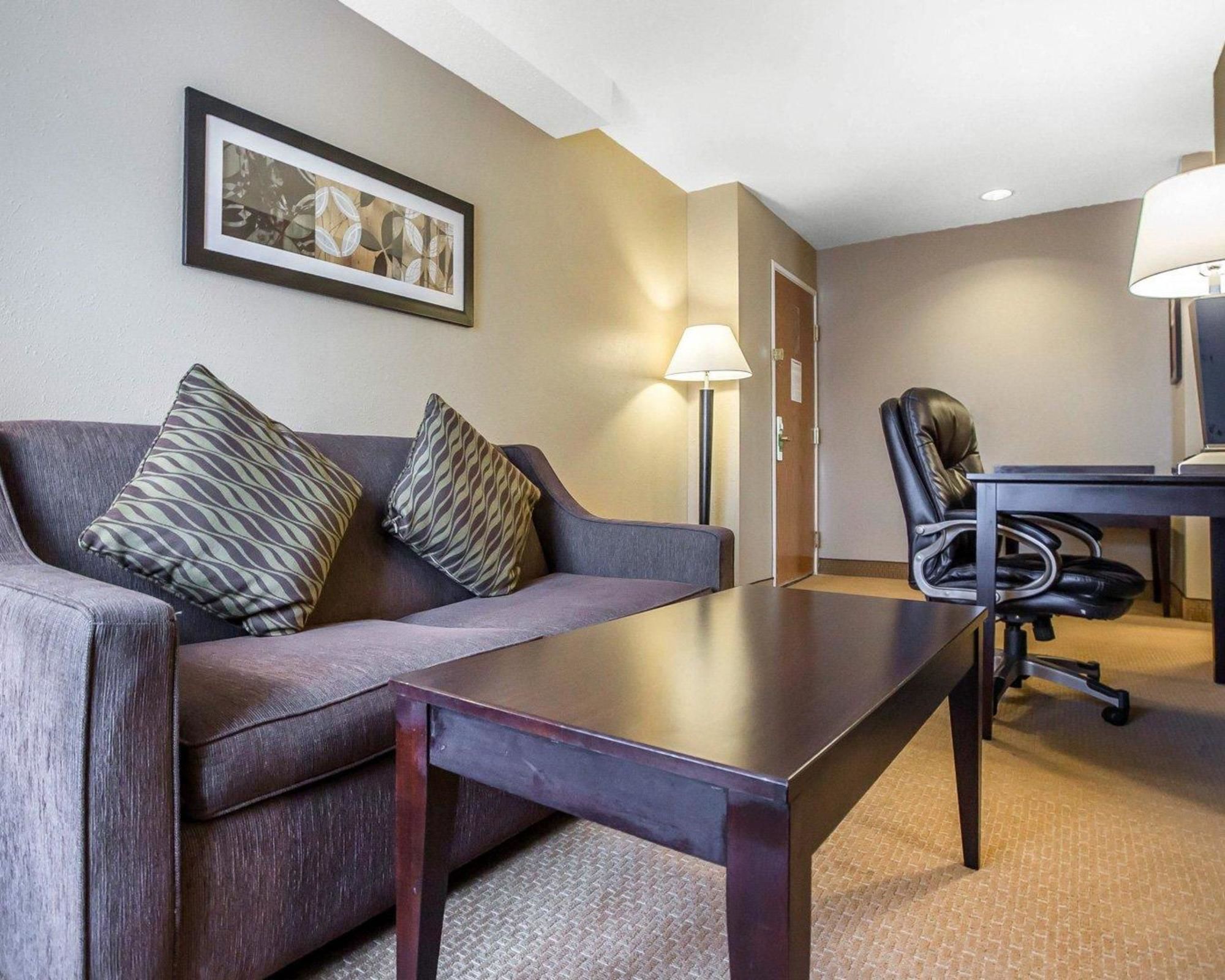 Comfort Inn & Suites Near Tinley Park Amphitheater