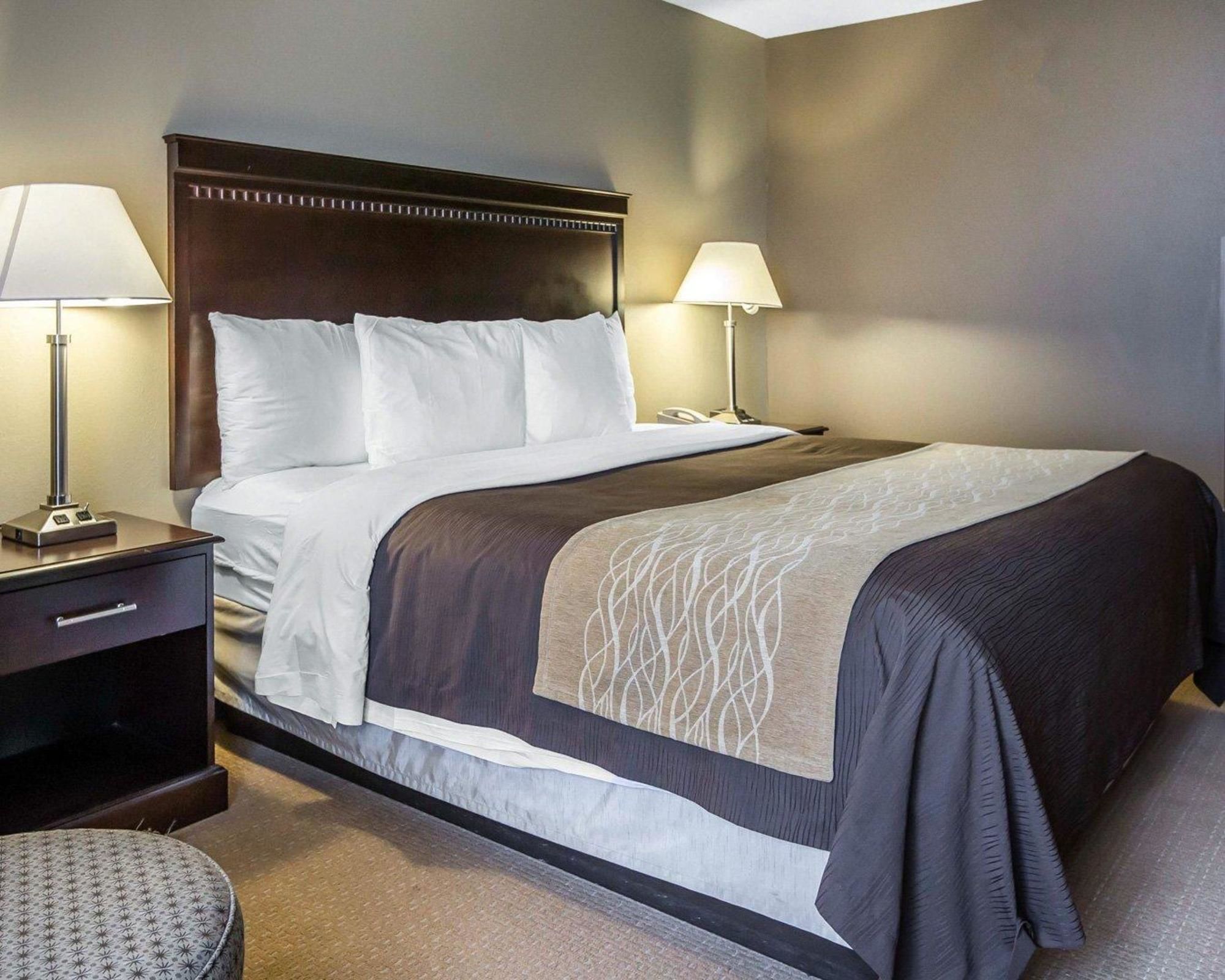 Comfort Inn & Suites Near Tinley Park Amphitheater