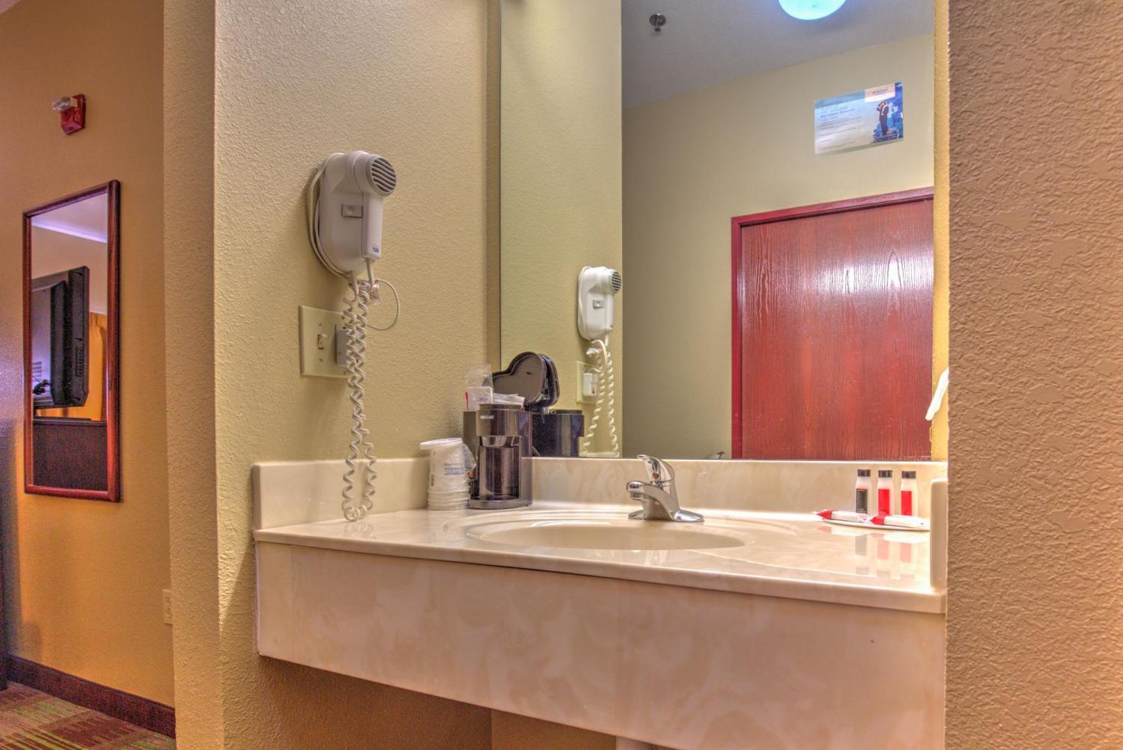 Super 8 by Wyndham Waterloo