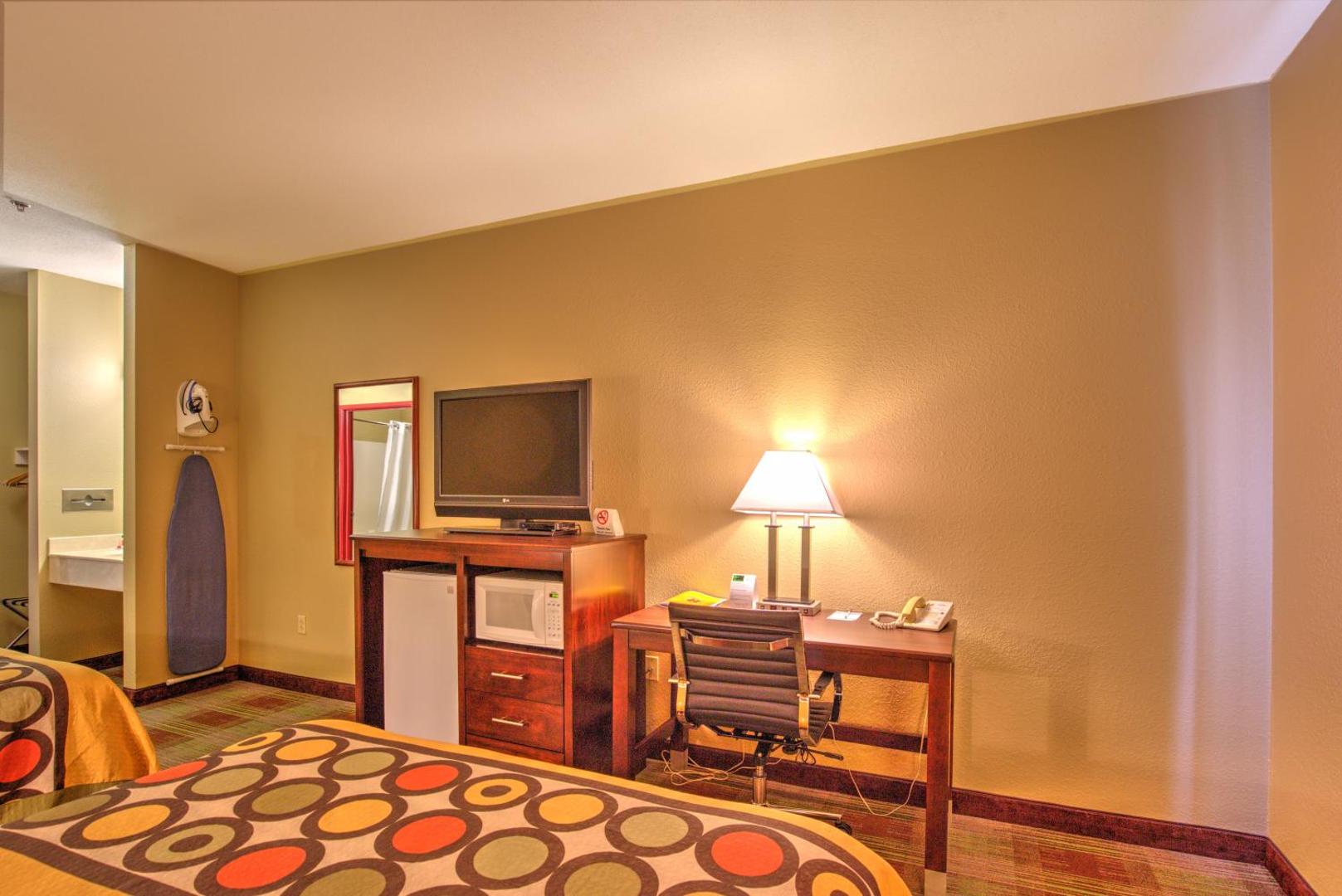Super 8 by Wyndham Waterloo