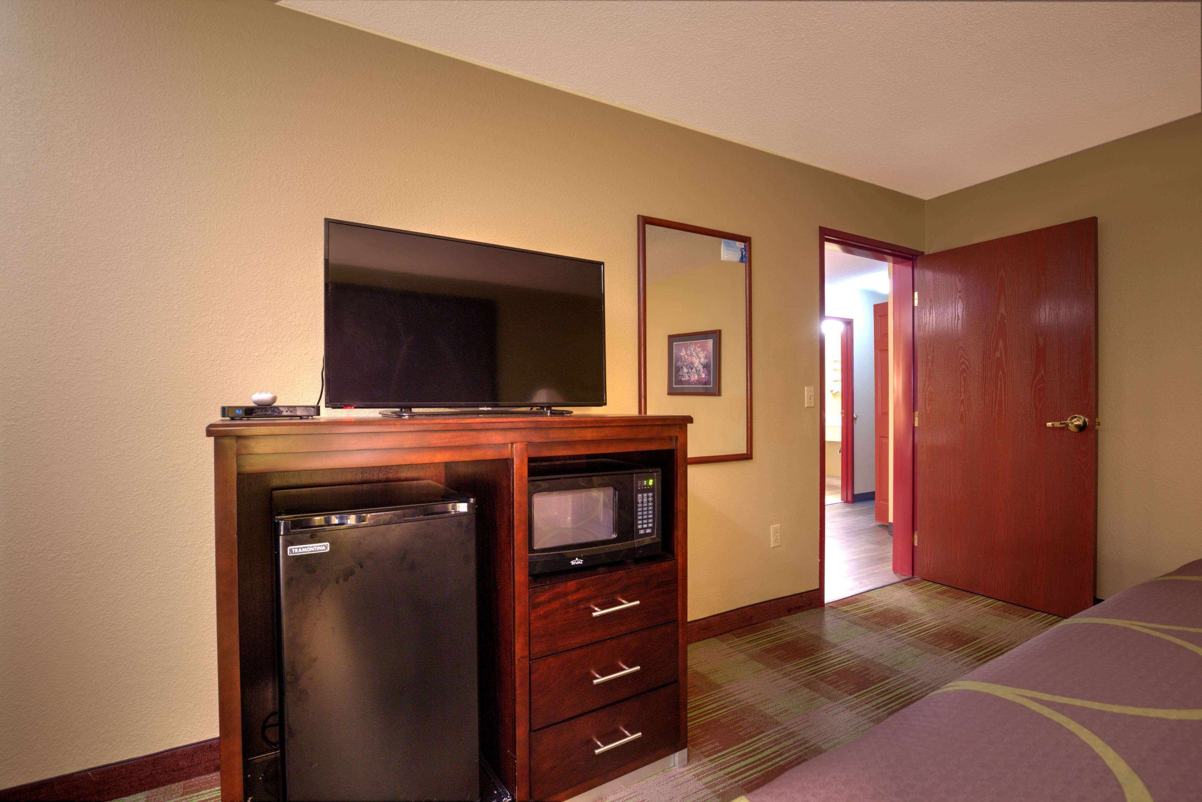 Super 8 by Wyndham Waterloo