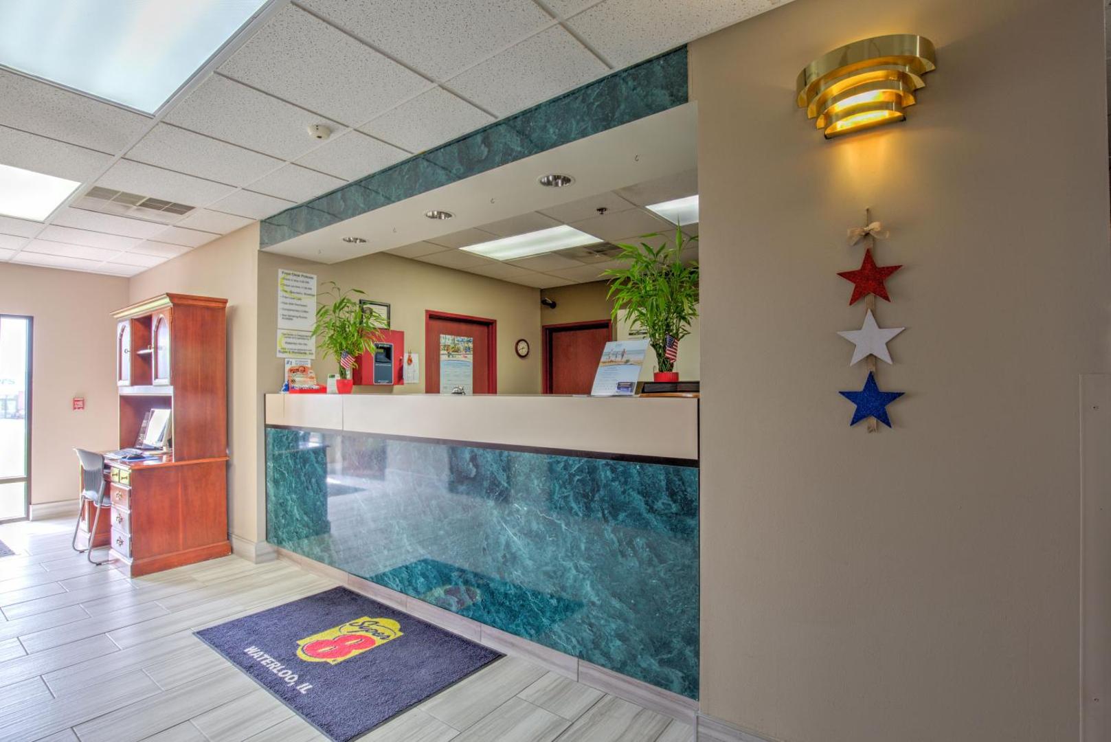 Super 8 by Wyndham Waterloo