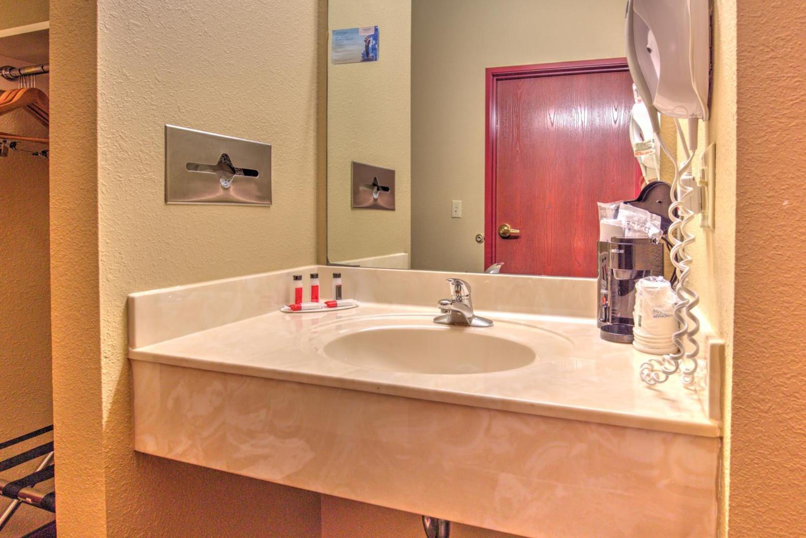 Super 8 by Wyndham Waterloo