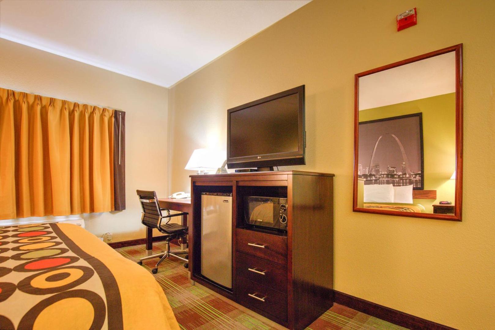 Super 8 by Wyndham Waterloo