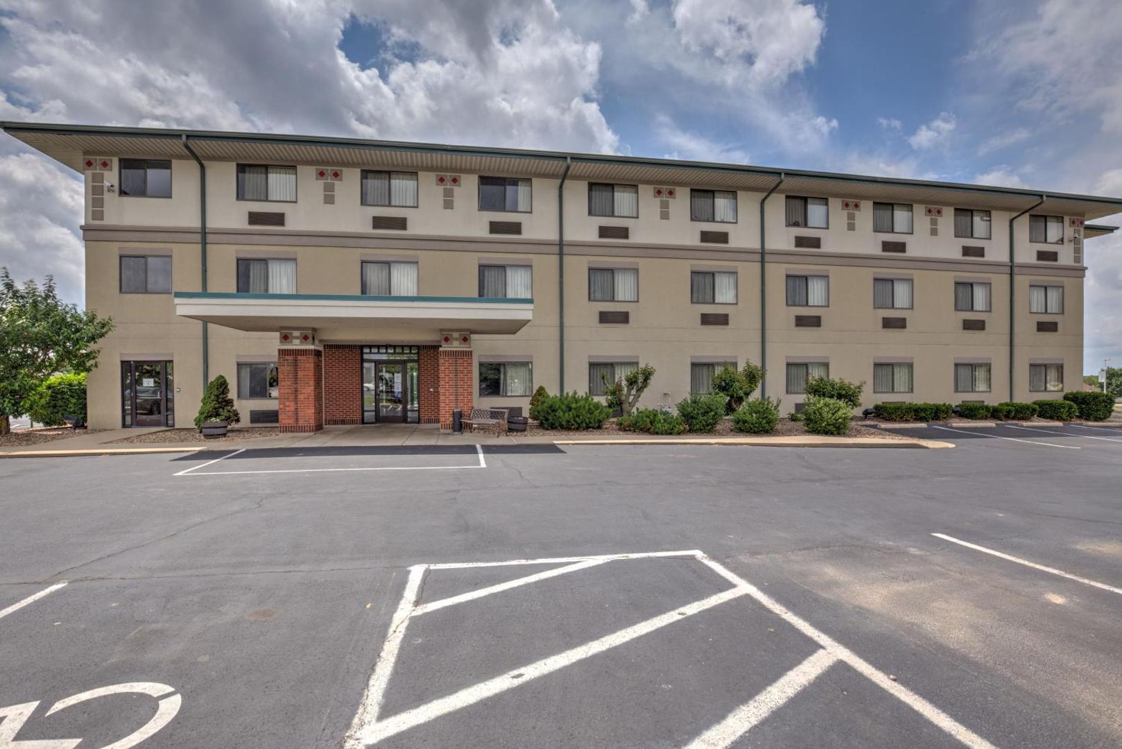 Super 8 by Wyndham Waterloo