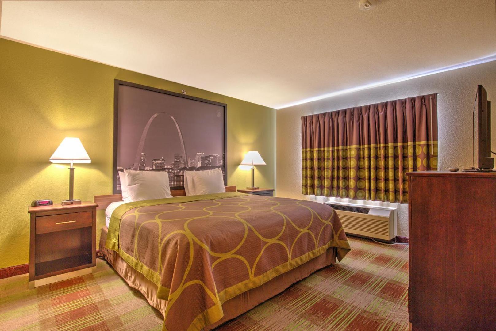 Super 8 by Wyndham Waterloo