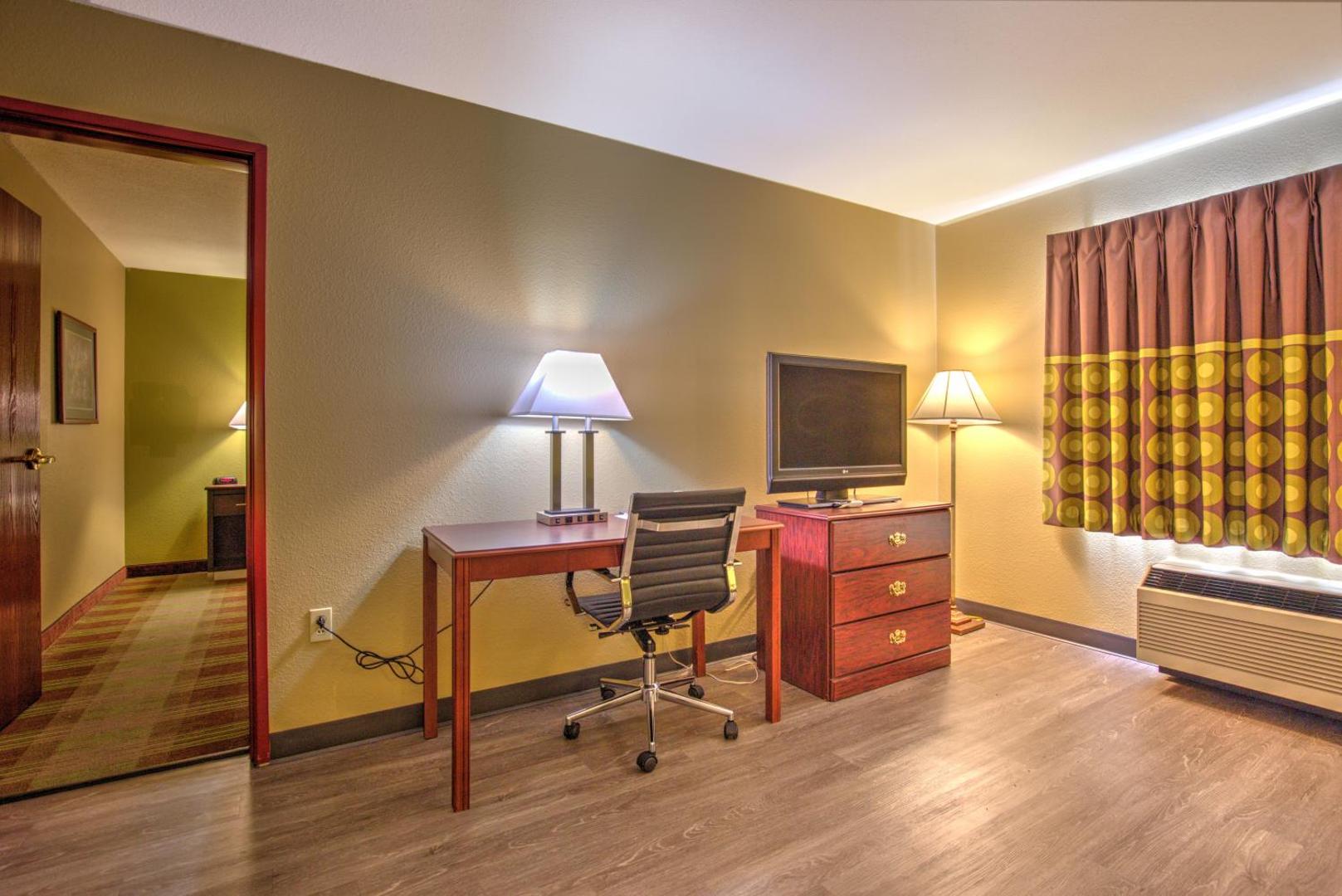 Super 8 by Wyndham Waterloo