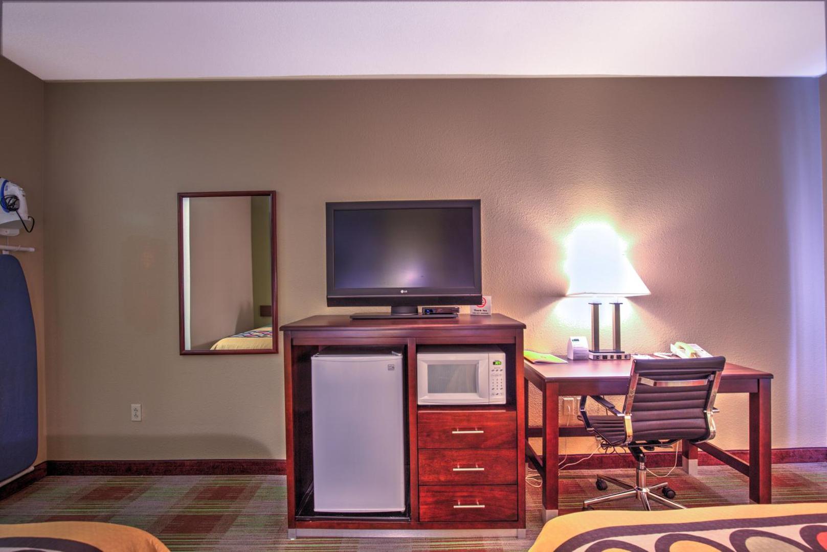 Super 8 by Wyndham Waterloo