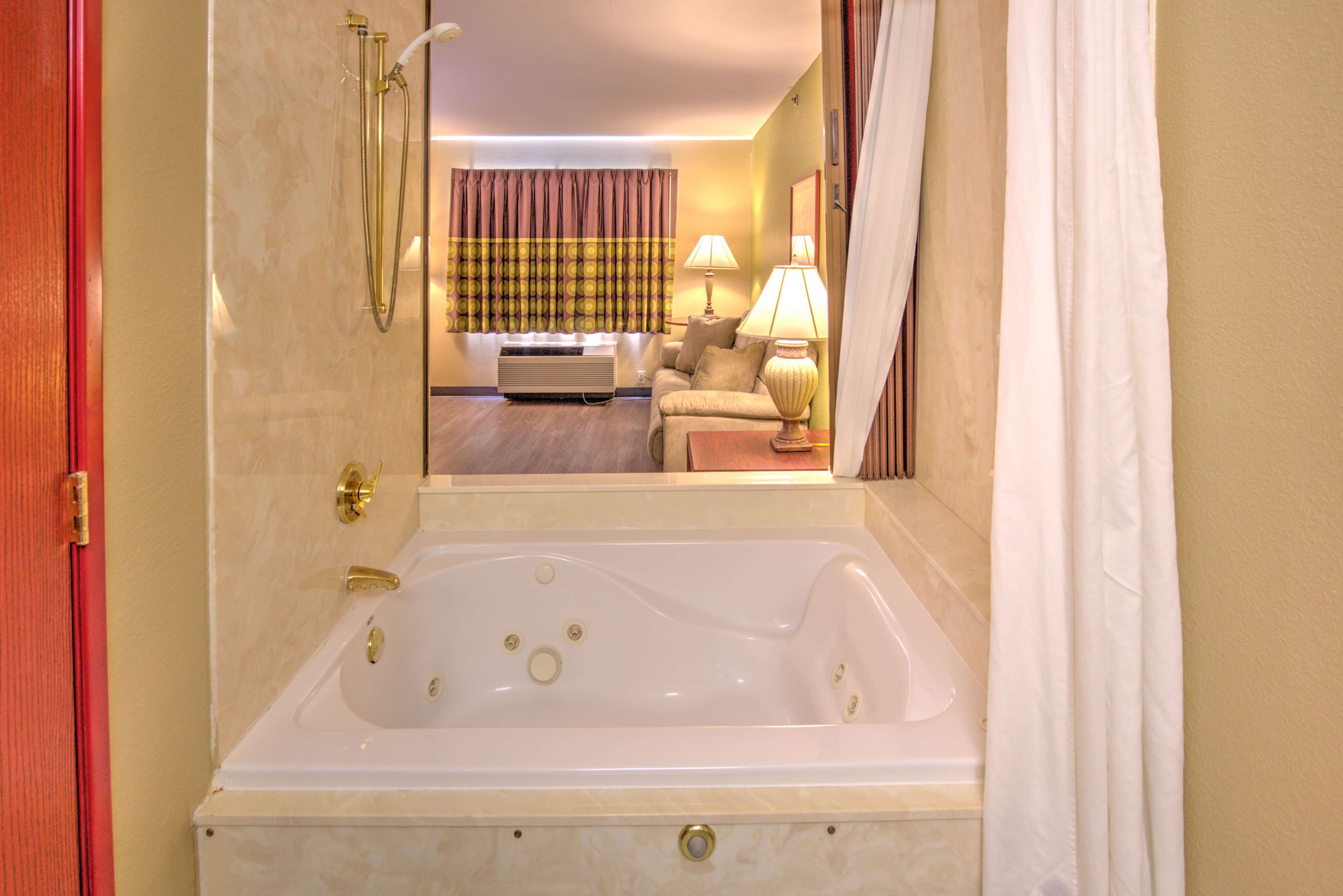 Super 8 by Wyndham Waterloo